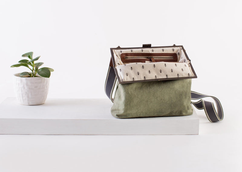 Safari Women's Messenger - Olivine