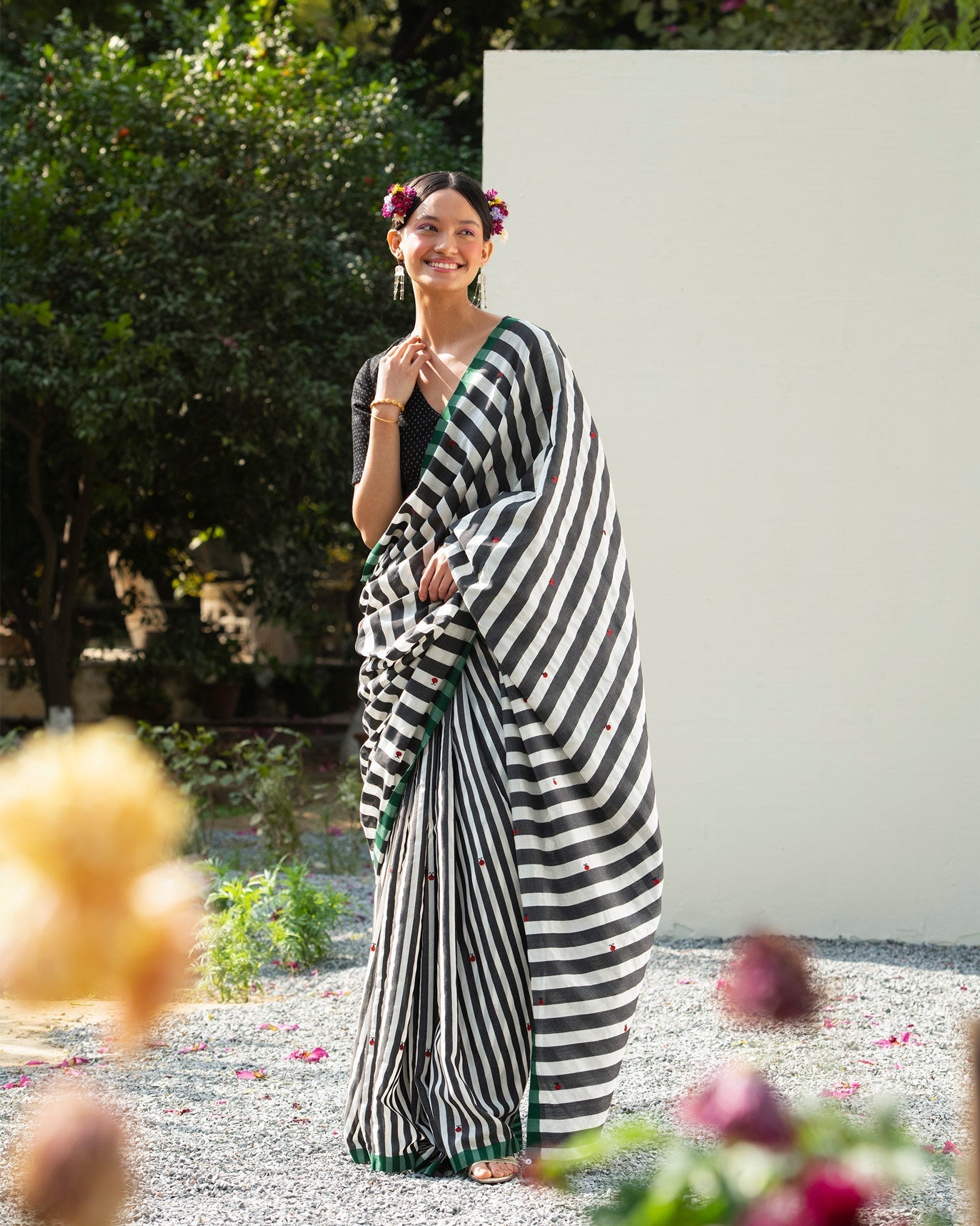 Tipra Sari - Ivory & Black
