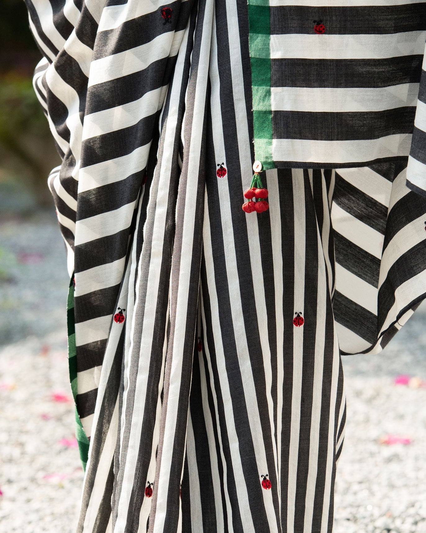Tipra Sari - Ivory & Black