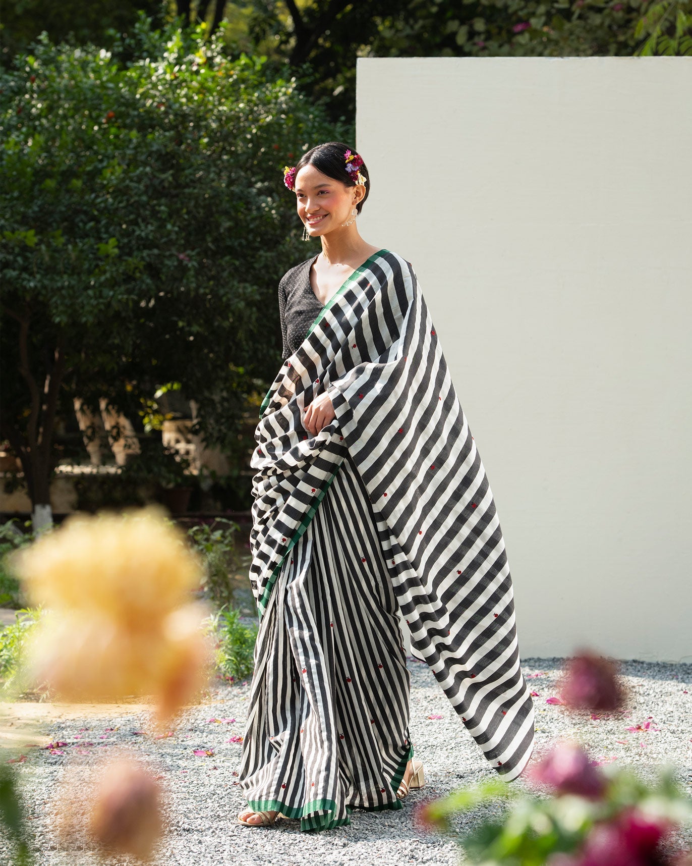 Tipra Sari - Ivory & Black