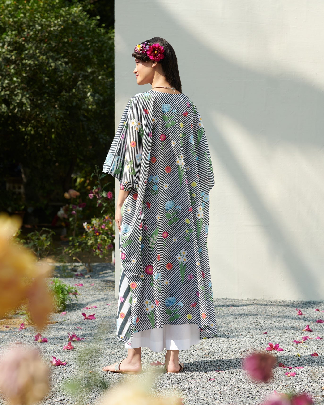 Waadi Kaftan - White & Black