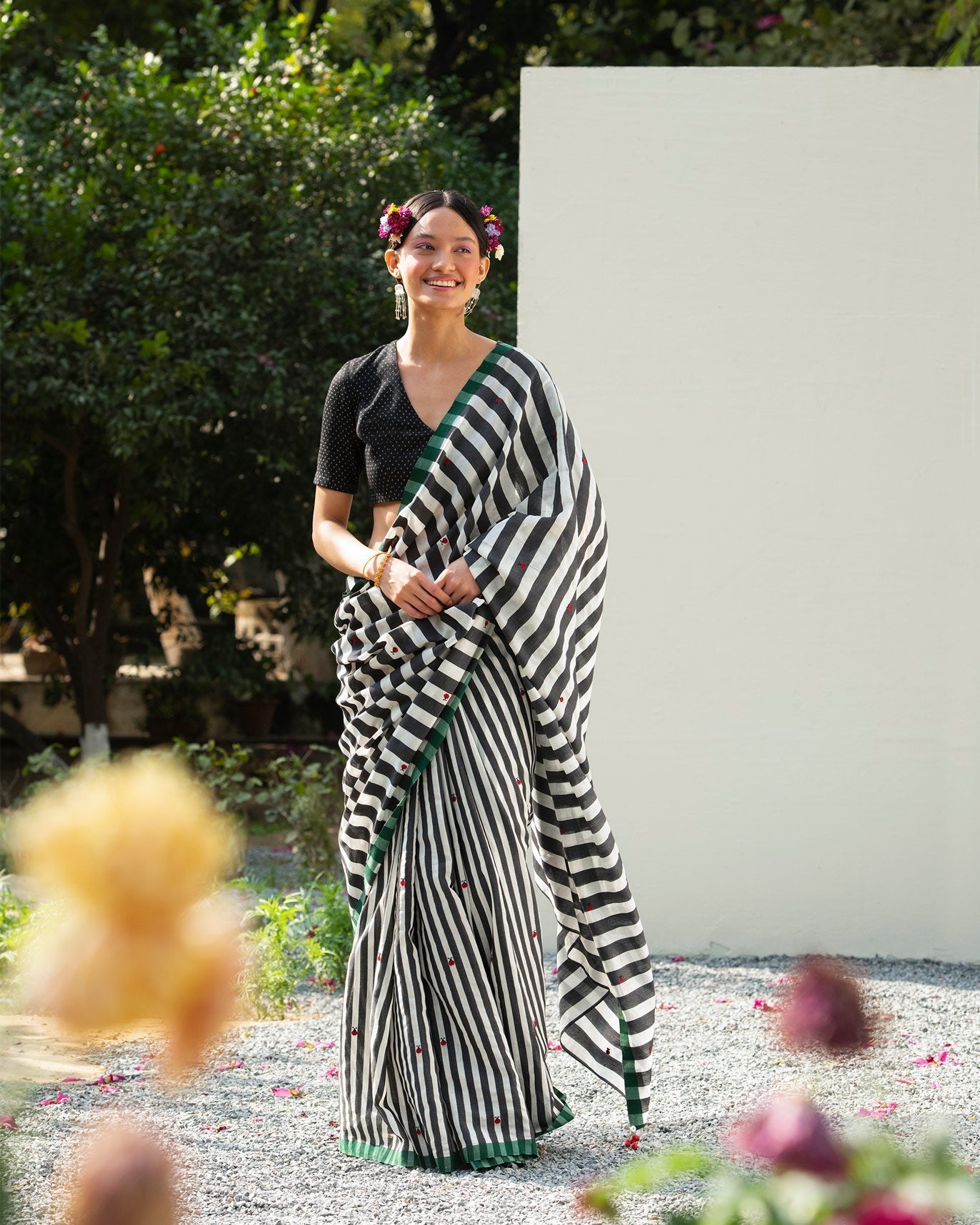 Tipra Sari - Ivory & Black