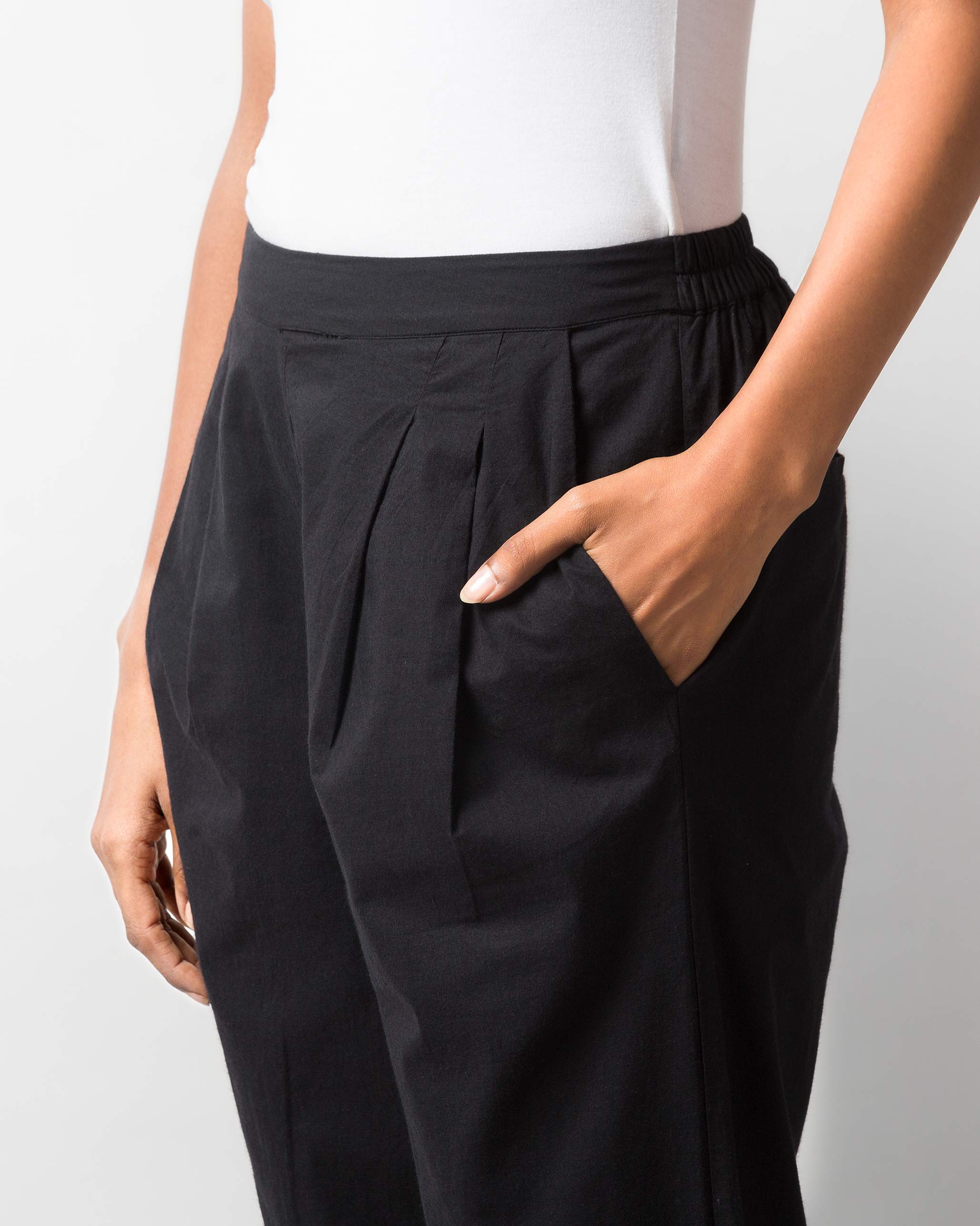 Pleated Narrow Pants - Black