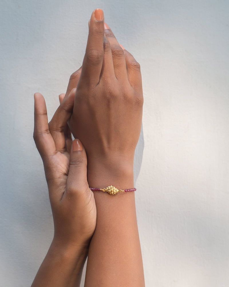 Conch Shell Garnet Bracelet
